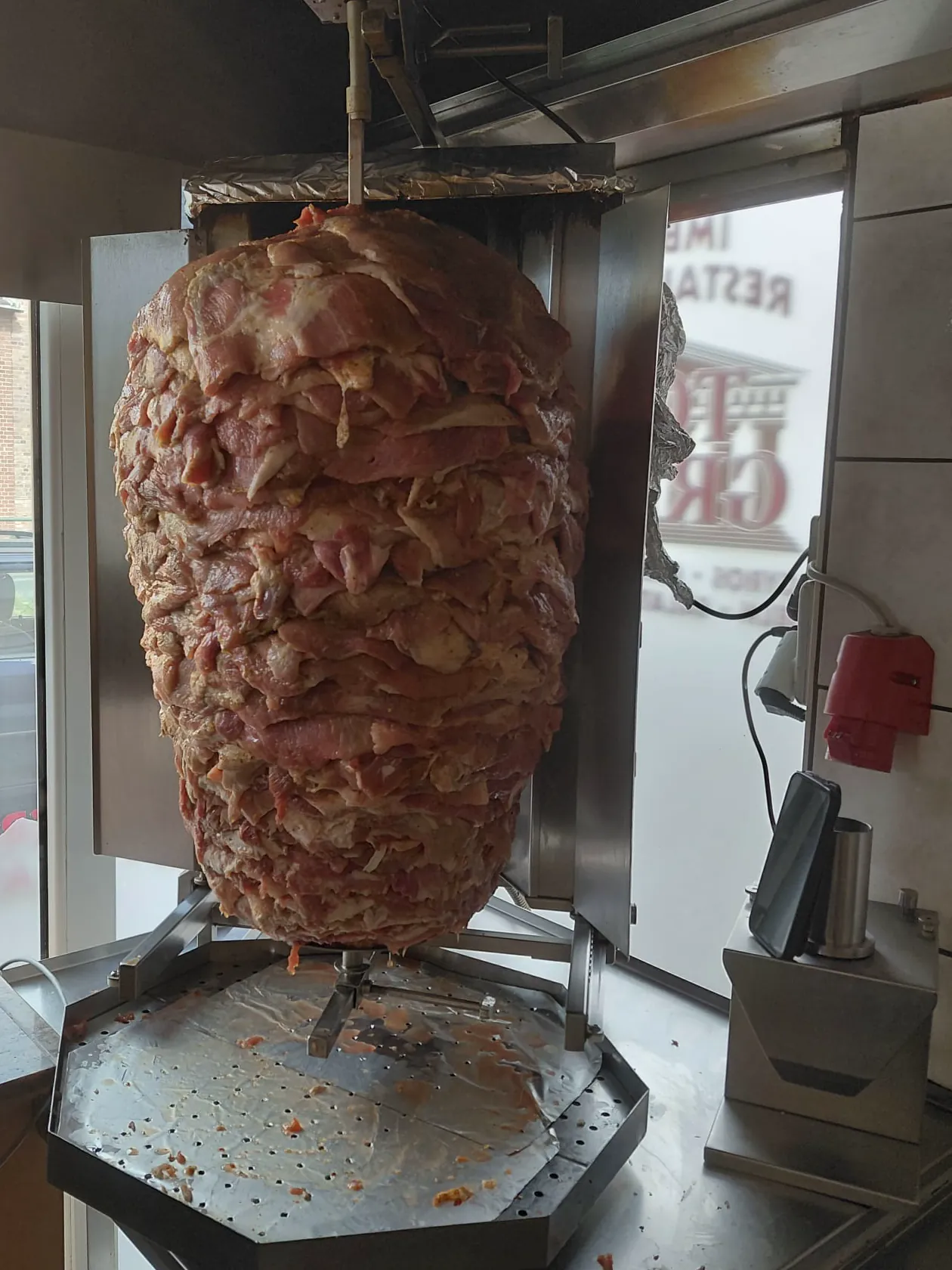 Frischer Gyros-Spieß am Drehgrill im Laden