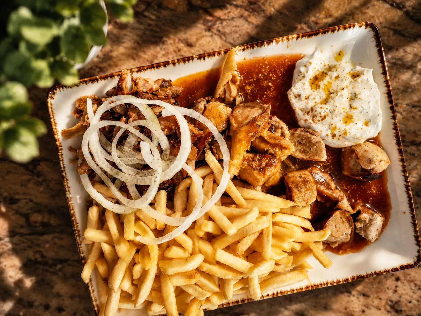 Taxi-Teller: Gyros mit Currywurst, Pommes, Sauce und Zaziki